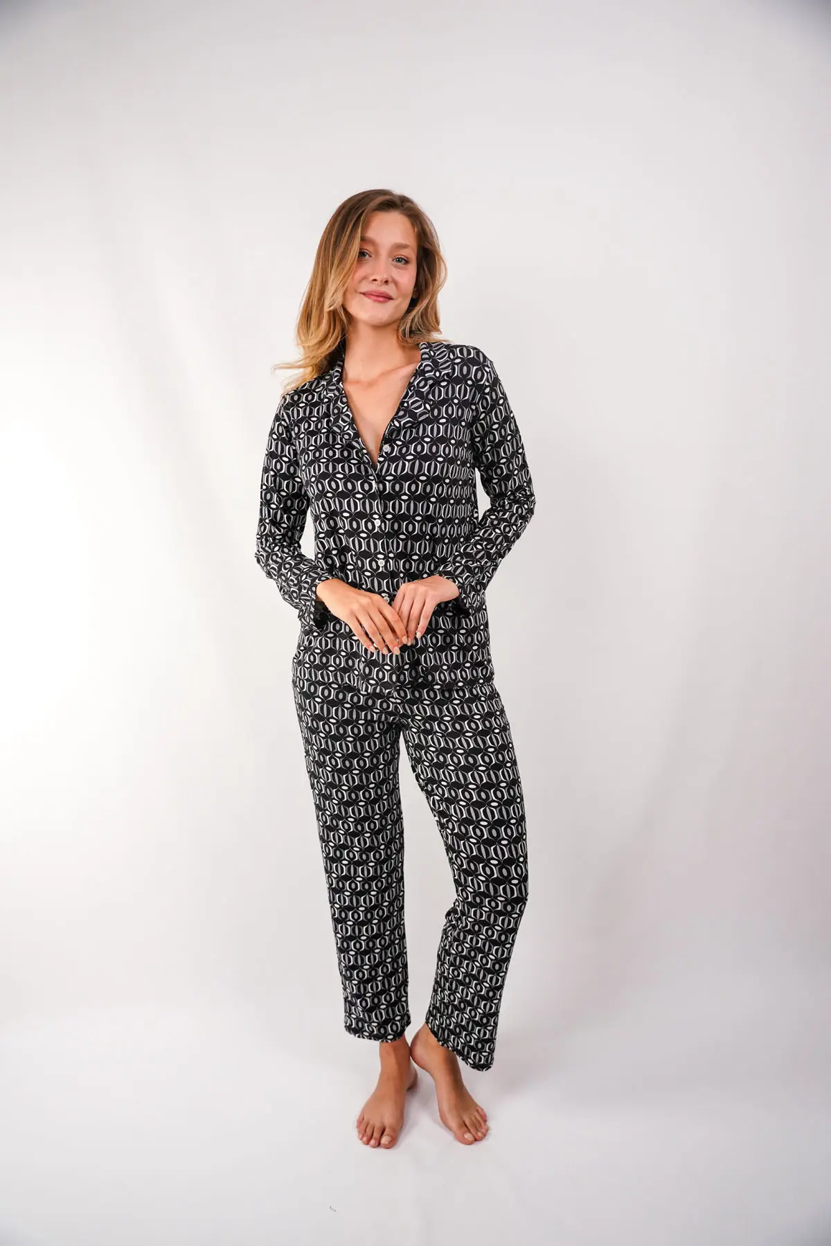 Yumuşak Dokulu Ve Siyah Beyaz Gri Desenli Kadın Pijama Takımı