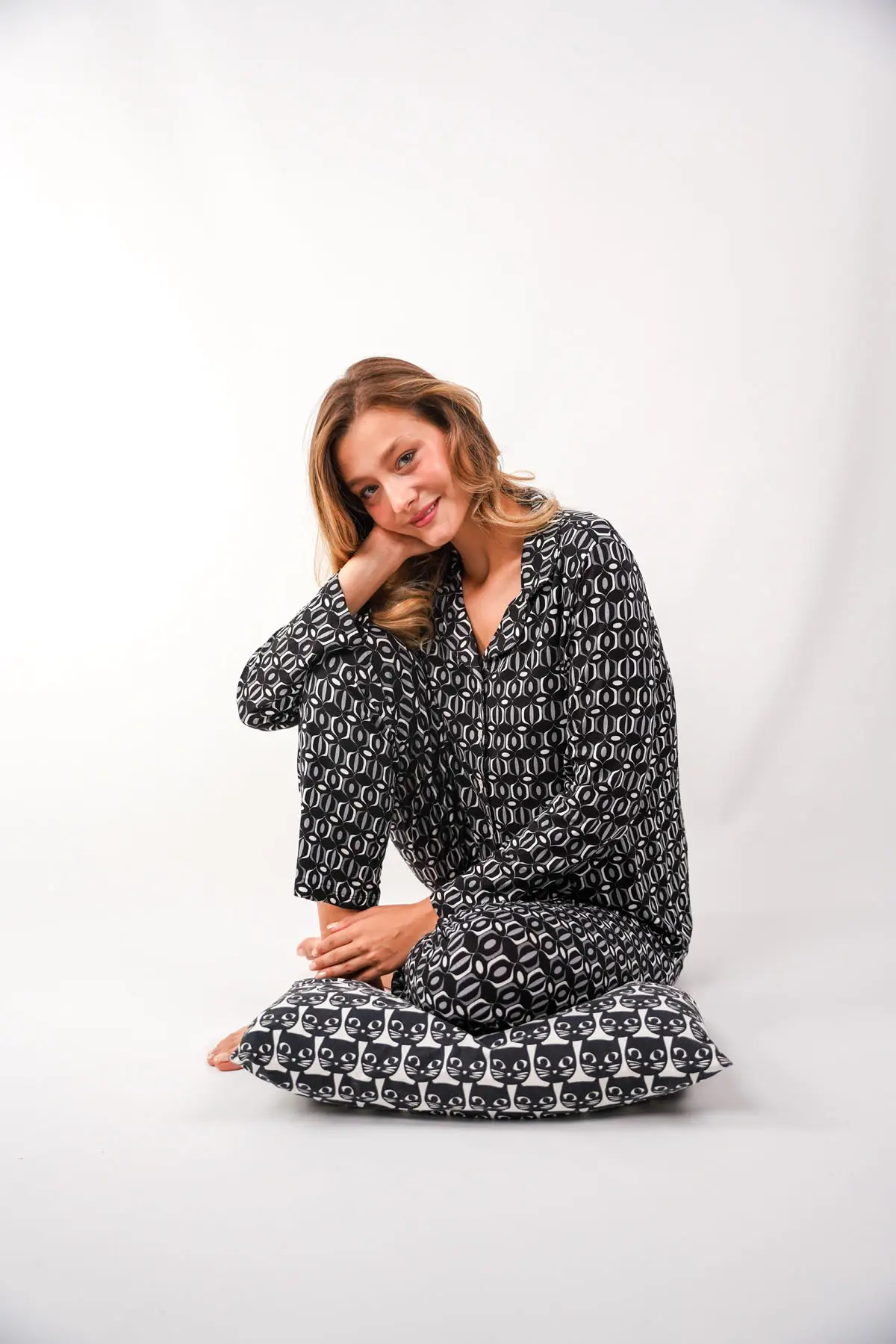 Yumuşak Dokulu Ve Siyah Beyaz Gri Desenli Kadın Pijama Takımı