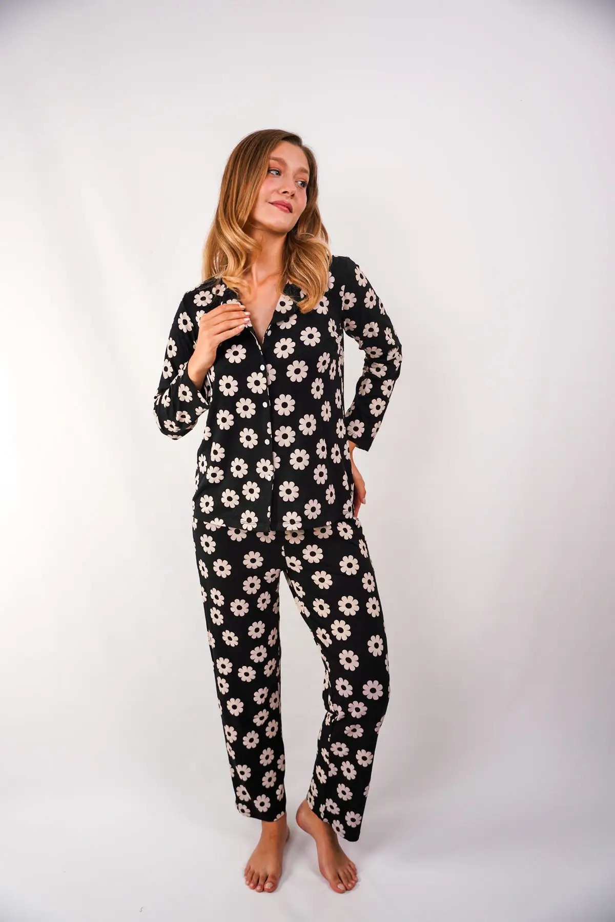Yumuşak Dokulu Ve Çiçek Desenli Kadın Pijama Takımı